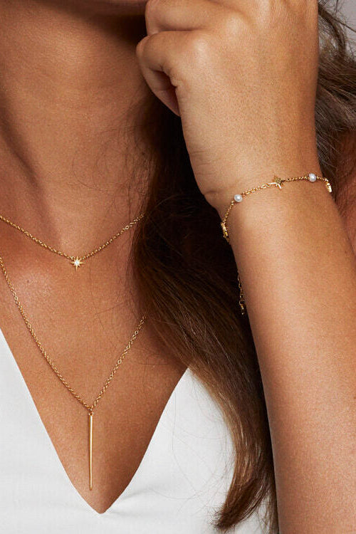 Alura Venus Armbånd 01 i 18K guldbelagt sterlingsølv med facetslebne zirkoner og ferskvandsperler, inspireret af planeten Venus.