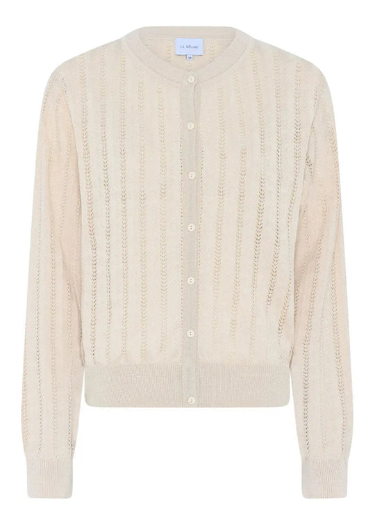 La Rouge Anette Cardigan i Sand – let og feminin cardigan i 100 % økologisk bomuld med smukt pointellemønster. Perfekt til lag-på-lag styling.