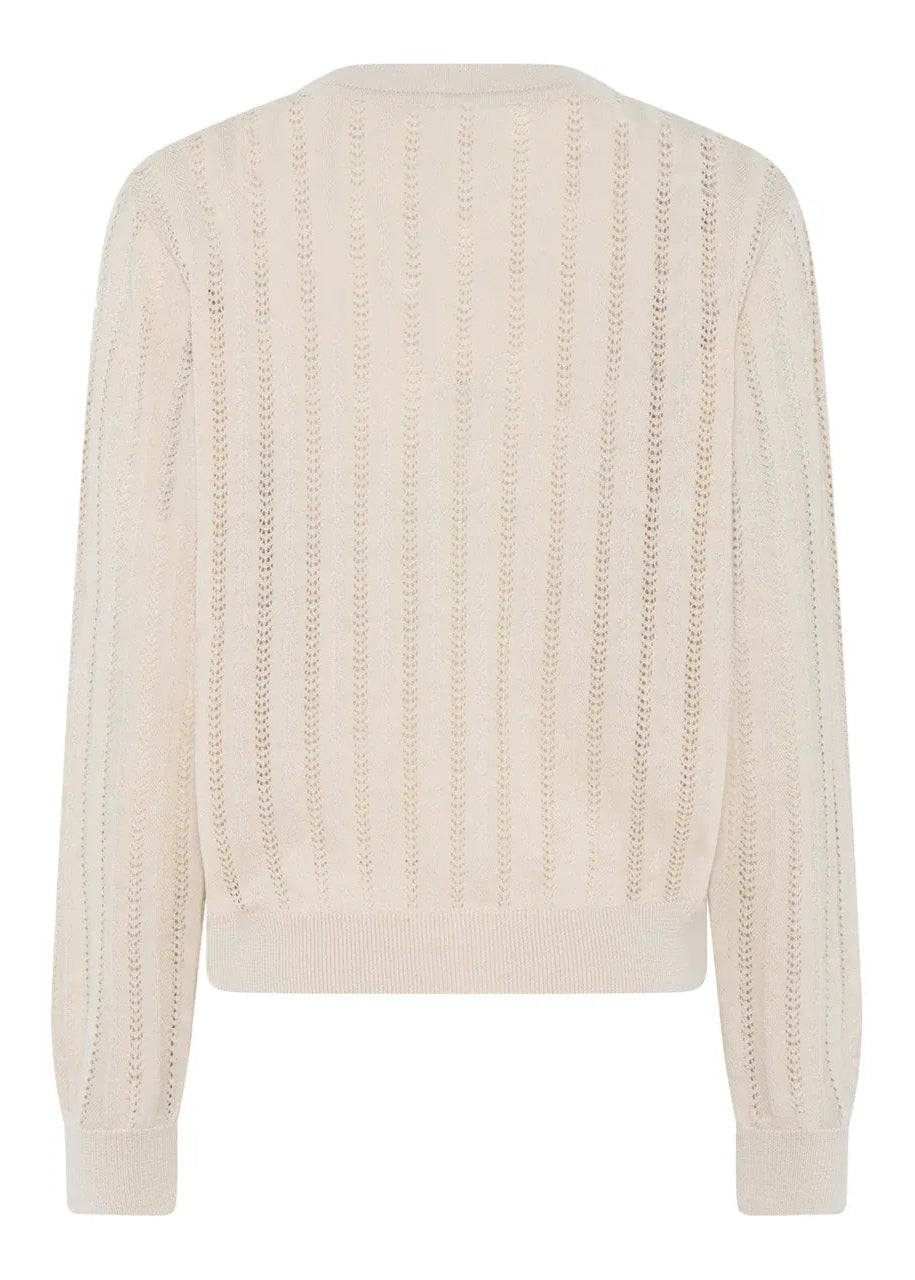 La Rouge Anette Cardigan i Sand – let og feminin cardigan i 100 % økologisk bomuld med smukt pointellemønster. Perfekt til lag-på-lag styling.