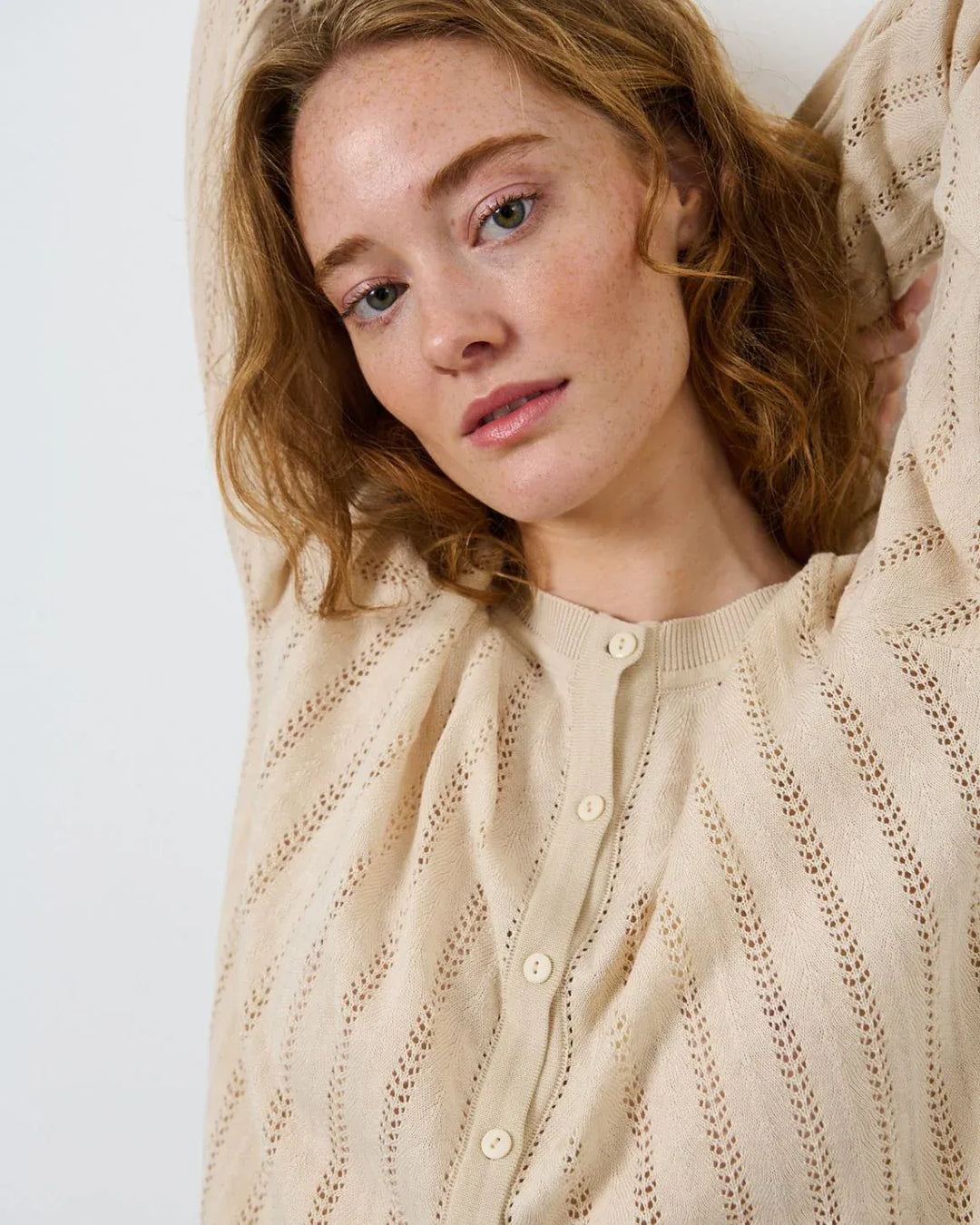 La Rouge Anette Cardigan i Sand – let og feminin cardigan i 100 % økologisk bomuld med smukt pointellemønster. Perfekt til lag-på-lag styling.