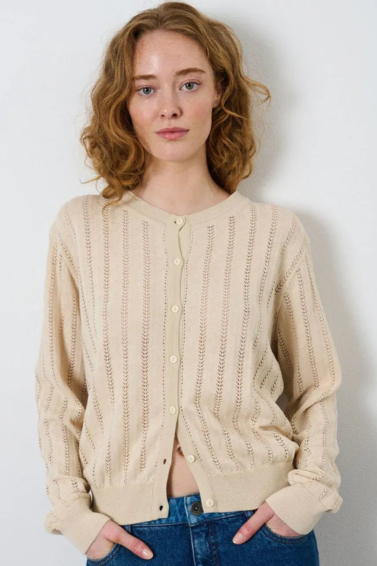 La Rouge Anette Cardigan i Sand – let og feminin cardigan i 100 % økologisk bomuld med smukt pointellemønster. Perfekt til lag-på-lag styling.