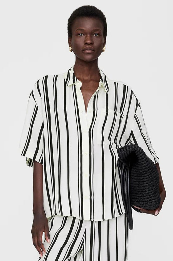 Anine Bing Coco Shirt – eksklusiv skjorte i let cupro-viskose med elegante striber og diskret monogram. Perfekt til både hverdag og fest.