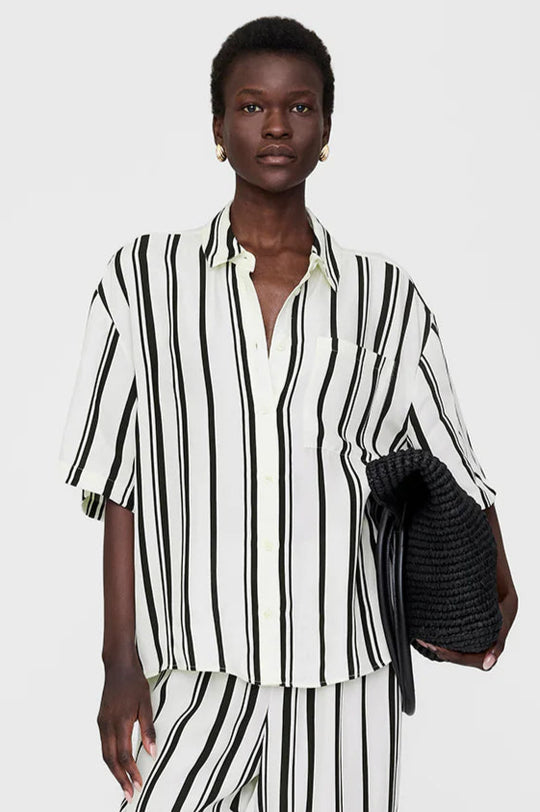 Anine Bing Coco Shirt – eksklusiv skjorte i let cupro-viskose med elegante striber og diskret monogram. Perfekt til både hverdag og fest.