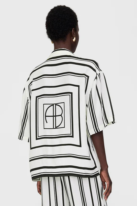 Anine Bing Coco Shirt – eksklusiv skjorte i let cupro-viskose med elegante striber og diskret monogram. Perfekt til både hverdag og fest.