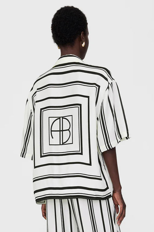 Anine Bing Coco Shirt – eksklusiv skjorte i let cupro-viskose med elegante striber og diskret monogram. Perfekt til både hverdag og fest.