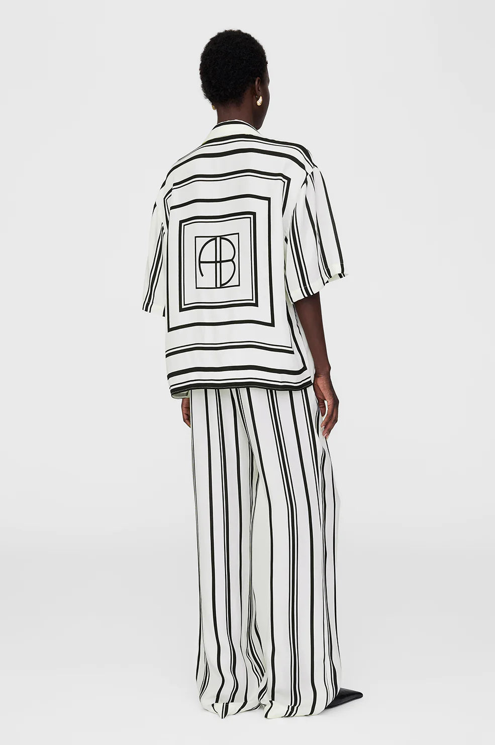 Anine Bing Coco Shirt – eksklusiv skjorte i let cupro-viskose med elegante striber og diskret monogram. Perfekt til både hverdag og fest.