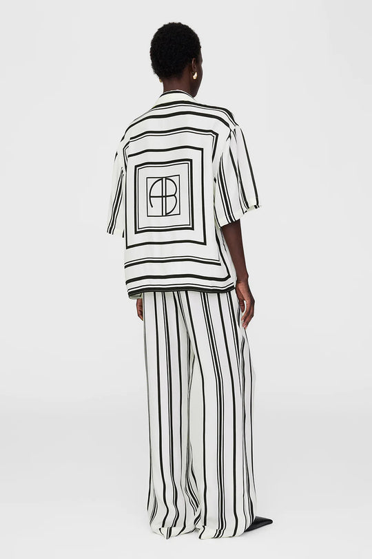 Anine Bing Coco Shirt – eksklusiv skjorte i let cupro-viskose med elegante striber og diskret monogram. Perfekt til både hverdag og fest.