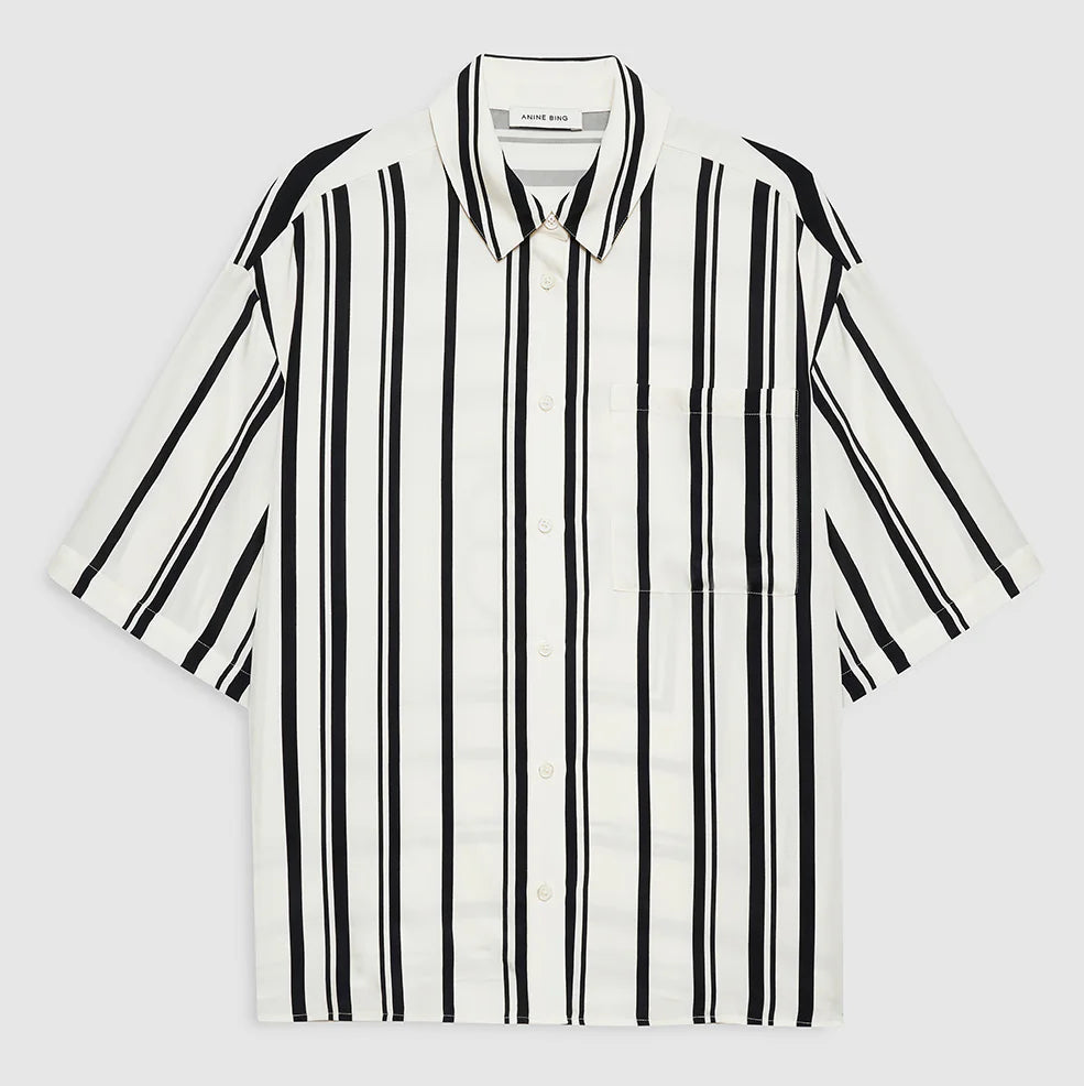 Anine Bing Coco Shirt – eksklusiv skjorte i let cupro-viskose med elegante striber og diskret monogram. Perfekt til både hverdag og fest.