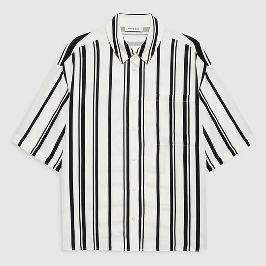 Anine Bing Coco Shirt – eksklusiv skjorte i let cupro-viskose med elegante striber og diskret monogram. Perfekt til både hverdag og fest.