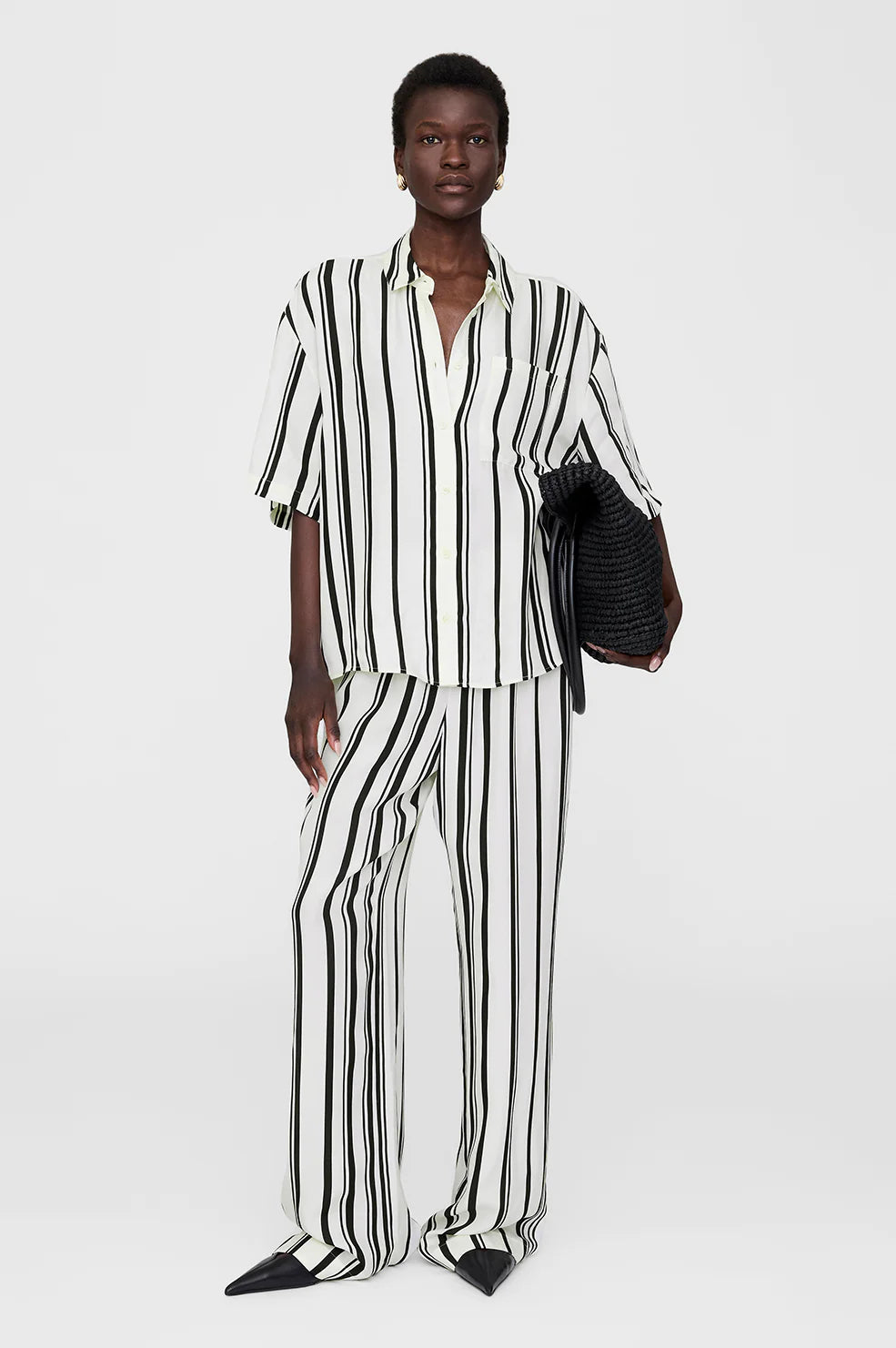 Anine Bing Coco Shirt – eksklusiv skjorte i let cupro-viskose med elegante striber og diskret monogram. Perfekt til både hverdag og fest.