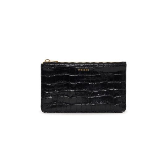 Anine Bing Elly Pouch i sort præget læder – kompakt clutch med krokodillemønster, guldfarvet lynlåstræk og højglansfinish, perfekt til småting som telefon, kort og nøgler