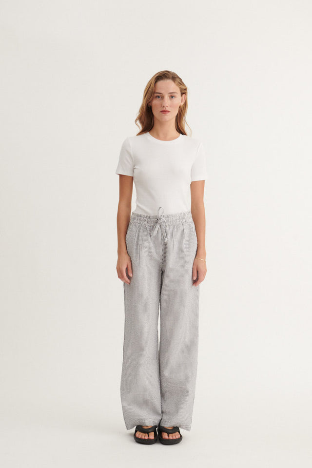 Basic Apparel Asta Pants i økologisk bomuld med elastik i taljen, bindebånd og lommer. Regular fit, let og blødt stof. Bæredygtigt design.