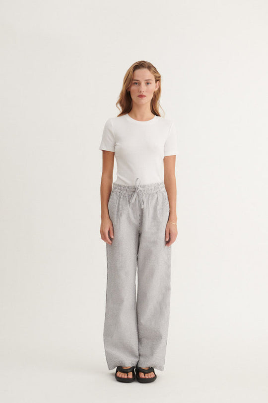 Basic Apparel Asta Pants i økologisk bomuld med elastik i taljen, bindebånd og lommer. Regular fit, let og blødt stof. Bæredygtigt design.