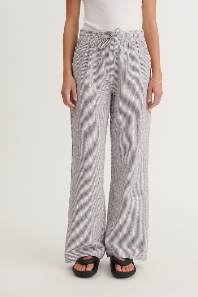 Basic Apparel Asta Pants i økologisk bomuld med elastik i taljen, bindebånd og lommer. Regular fit, let og blødt stof. Bæredygtigt design.