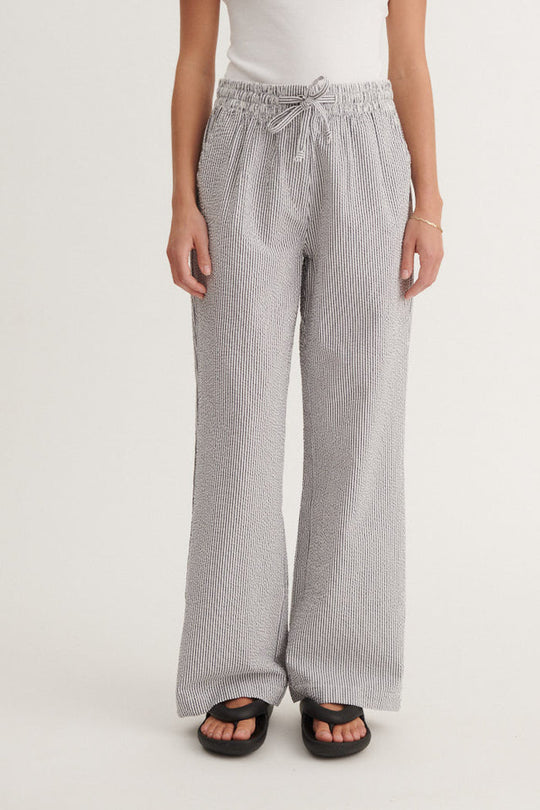 Basic Apparel Asta Pants i økologisk bomuld med elastik i taljen, bindebånd og lommer. Regular fit, let og blødt stof. Bæredygtigt design.