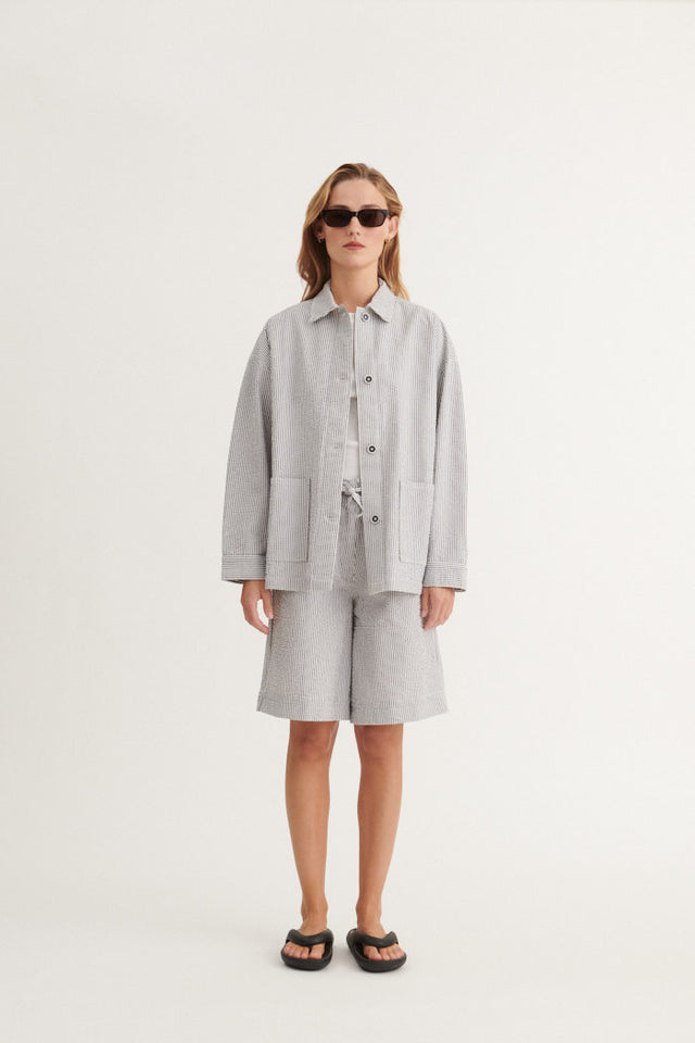 Basic Apparel Asta Shorts i økologisk bomuld med blå-hvide striber, elastik i taljen, bindebånd og knælængde. Regular fit og bæredygtigt design.