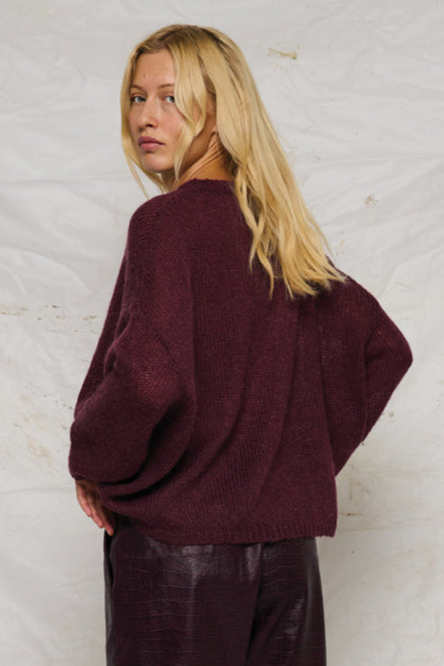 La Rouge Asta Knit i wine – let, afrundet helårsstrik i mohair/uld-blanding med løs pasform og feminint udtryk.