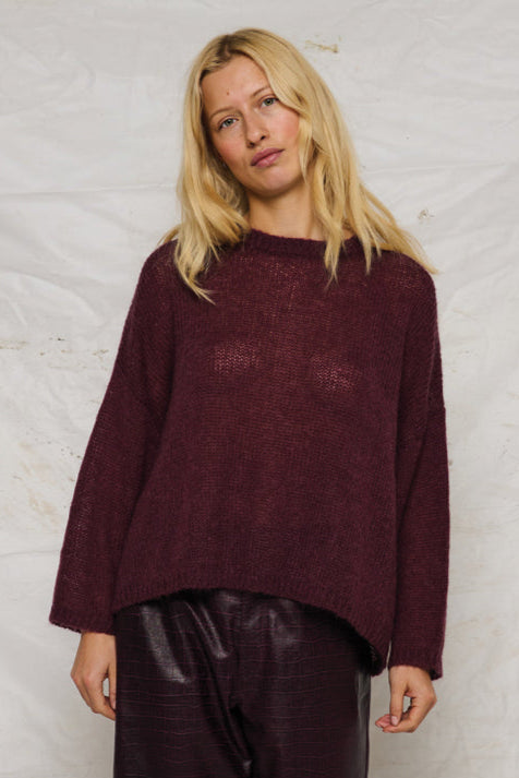 La Rouge Asta Knit i wine – let, afrundet helårsstrik i mohair/uld-blanding med løs pasform og feminint udtryk.