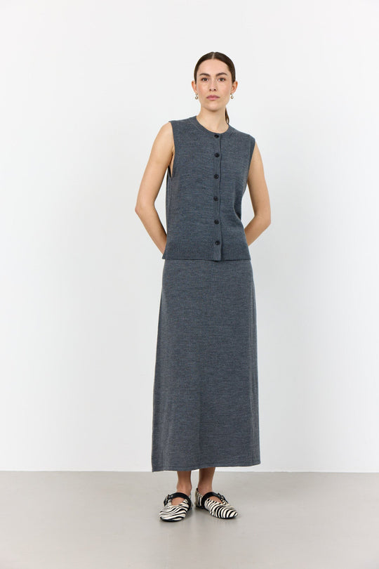 Levete Room Ismaila 11 vest i mørkegrå, strikket i 100% merinould med knaplukning og rund hals.