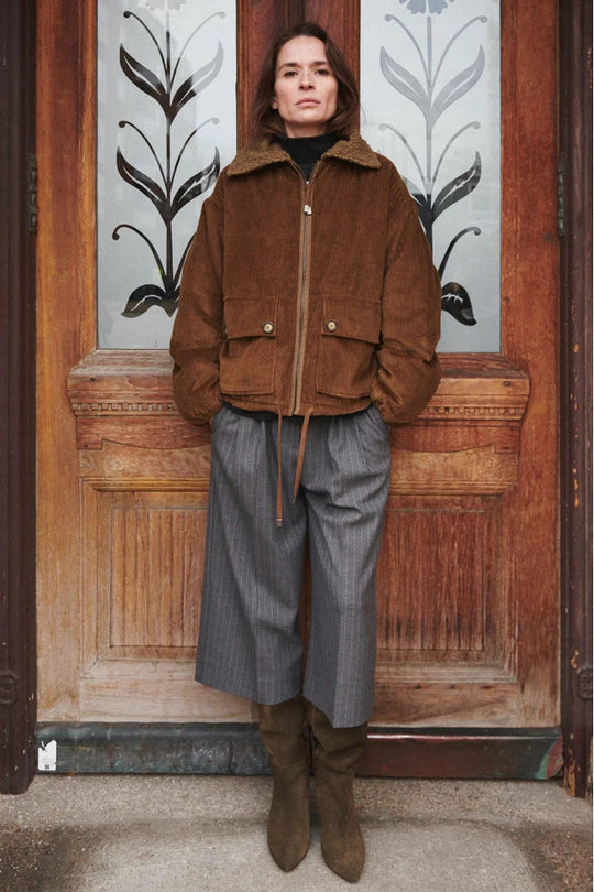 Basic Apparel Isa Bomber Jacket i en neutral farve, fremstillet af 100% økologisk bomuld med en oversize pasform og påsyede lommer.