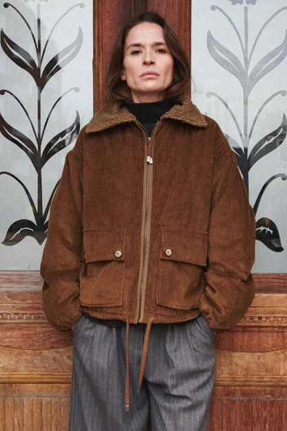 Basic Apparel Isa Bomber Jacket i en neutral farve, fremstillet af 100% økologisk bomuld med en oversize pasform og påsyede lommer.