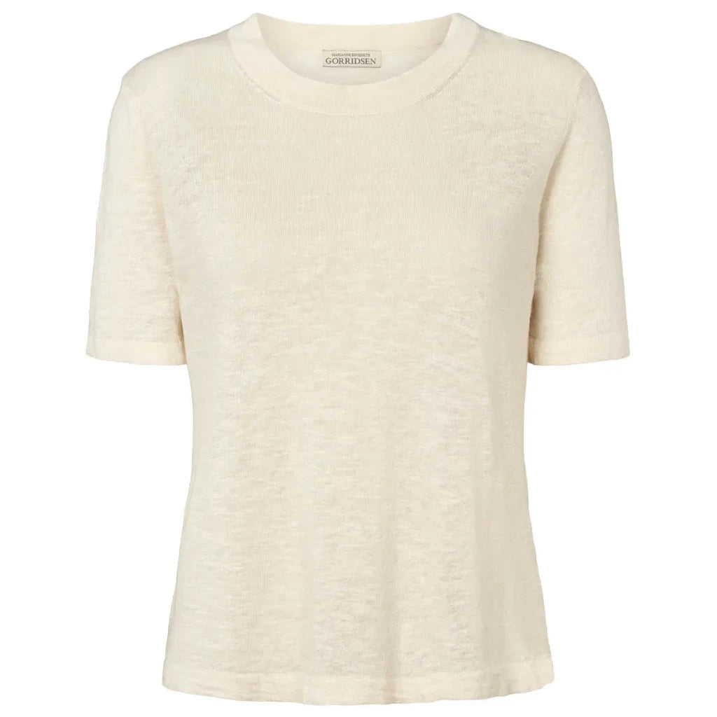 Gorridsen Be-shirt i 68% Hør og 32% Økologisk Bomuld, i farven nature, med rund hals og ærmer ned til albuen og en løstsiddende pasform, der understreger din personlige stil.