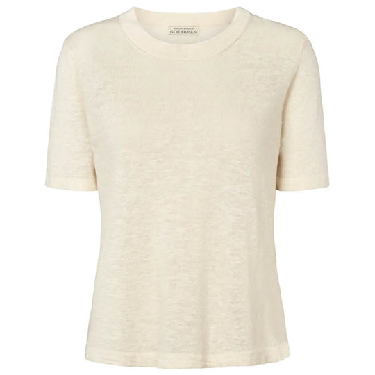 Gorridsen Be-shirt i 68% Hør og 32% Økologisk Bomuld, i farven nature, med rund hals og ærmer ned til albuen og en løstsiddende pasform, der understreger din personlige stil.