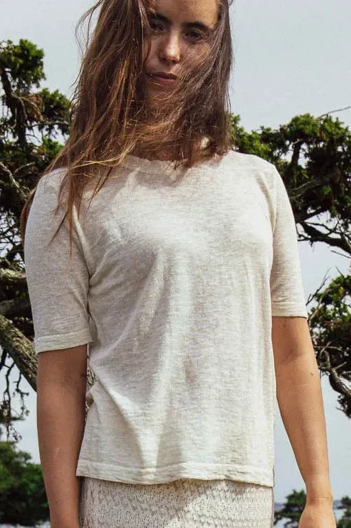 Gorridsen Be-shirt i 68% Hør og 32% Økologisk Bomuld, i farven nature, med rund hals og ærmer ned til albuen og en løstsiddende pasform, der understreger din personlige stil.
