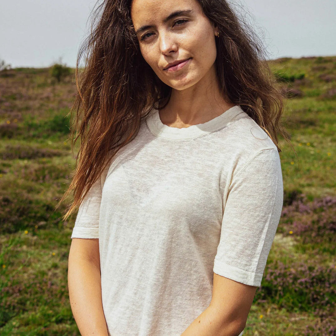 Gorridsen Be-shirt i 68% Hør og 32% Økologisk Bomuld, i farven nature, med rund hals og ærmer ned til albuen og en løstsiddende pasform, der understreger din personlige stil.