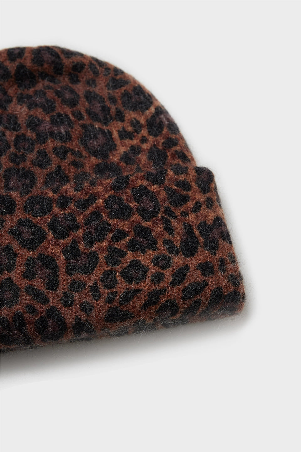 Beanie Blake i Dark Brown Leo i Mohair-Wollmix – blød, varm damehue med iøjnefaldende leo-mønster, perfekt til oversized frakker og chunky boots