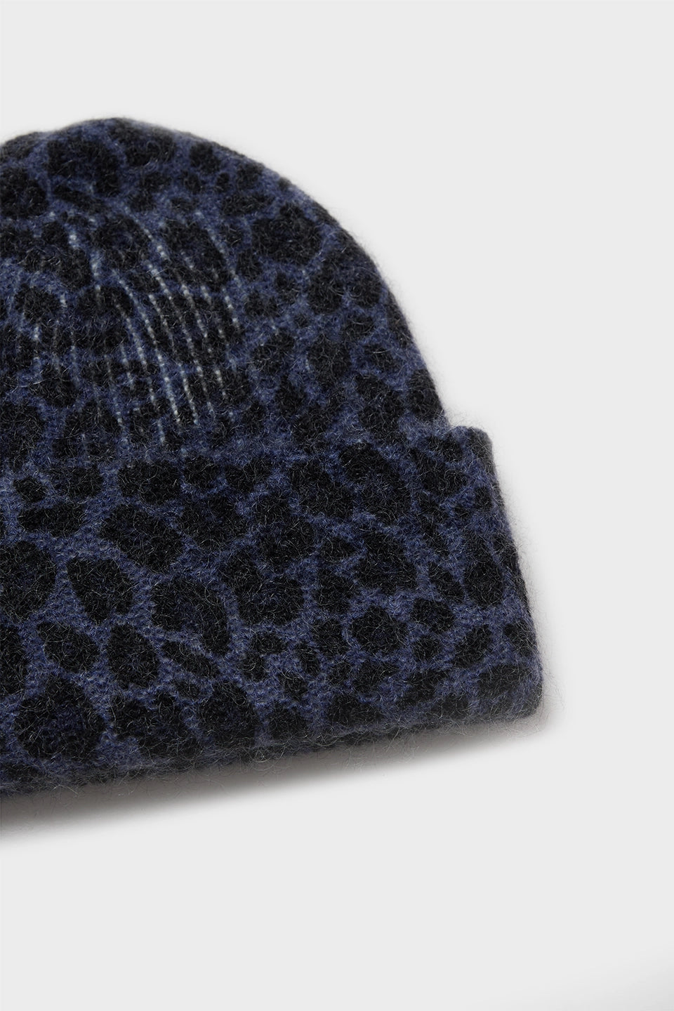 Beanie Blake i Dark Navy Leo i mohair- og uldblanding – blød, varm damehue med iøjnefaldende leo-mønster, perfekt til oversized frakker og chunky støvler