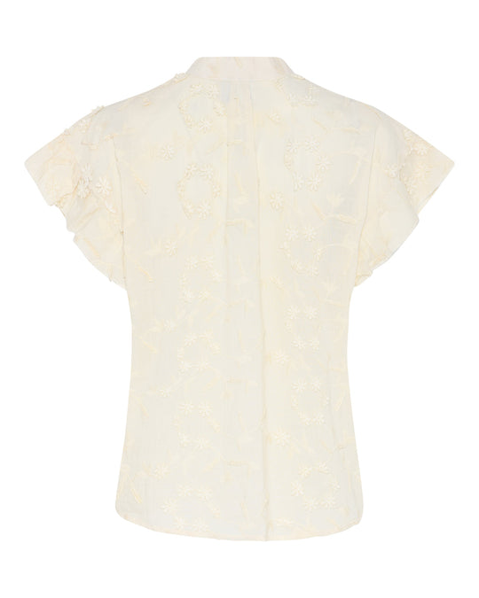 La Rouge Britt Blouse i let bomuld med 3D-blomster, flæseærmer og V-udskæring. Feminin og luftig sommerbluse i creme.