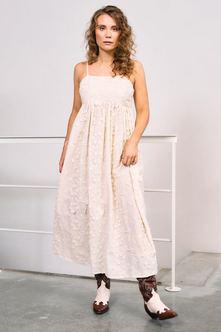 Feminin sommerkjole fra La Rouge i 100% bomuld med 3D-blomster og smøg-effekt i ryggen. Shop Britt Dress i creme online hos