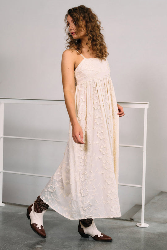 Feminin sommerkjole fra La Rouge i 100% bomuld med 3D-blomster og smøg-effekt i ryggen. Shop Britt Dress i creme online hos