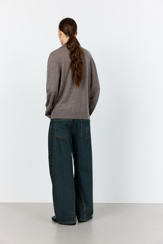 Levete Room LR-Ismaila 9 Pullover i merinould med klassisk krave, V-hals og ribbede manchetter.