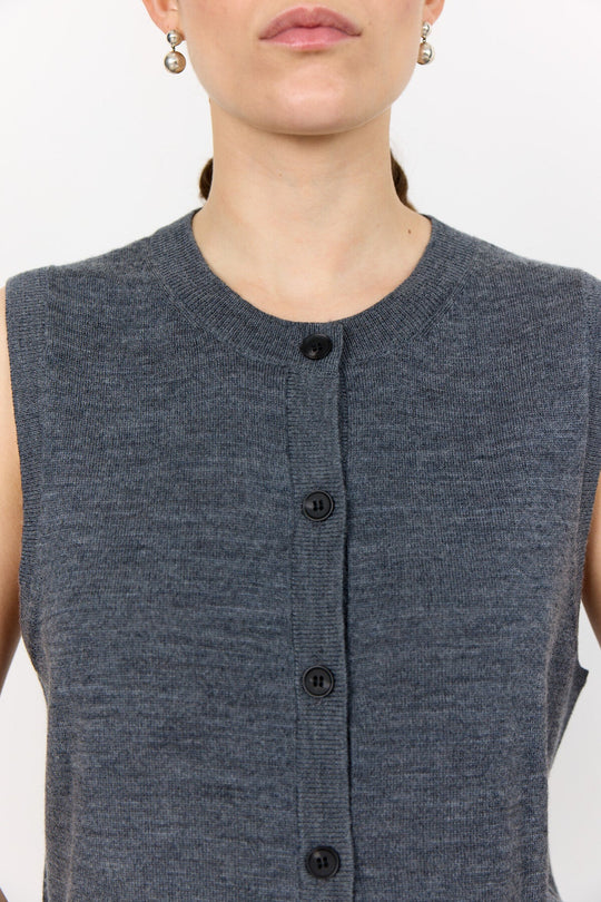 Levete Room Ismaila 11 vest i mørkegrå, strikket i 100% merinould med knaplukning og rund hals.
