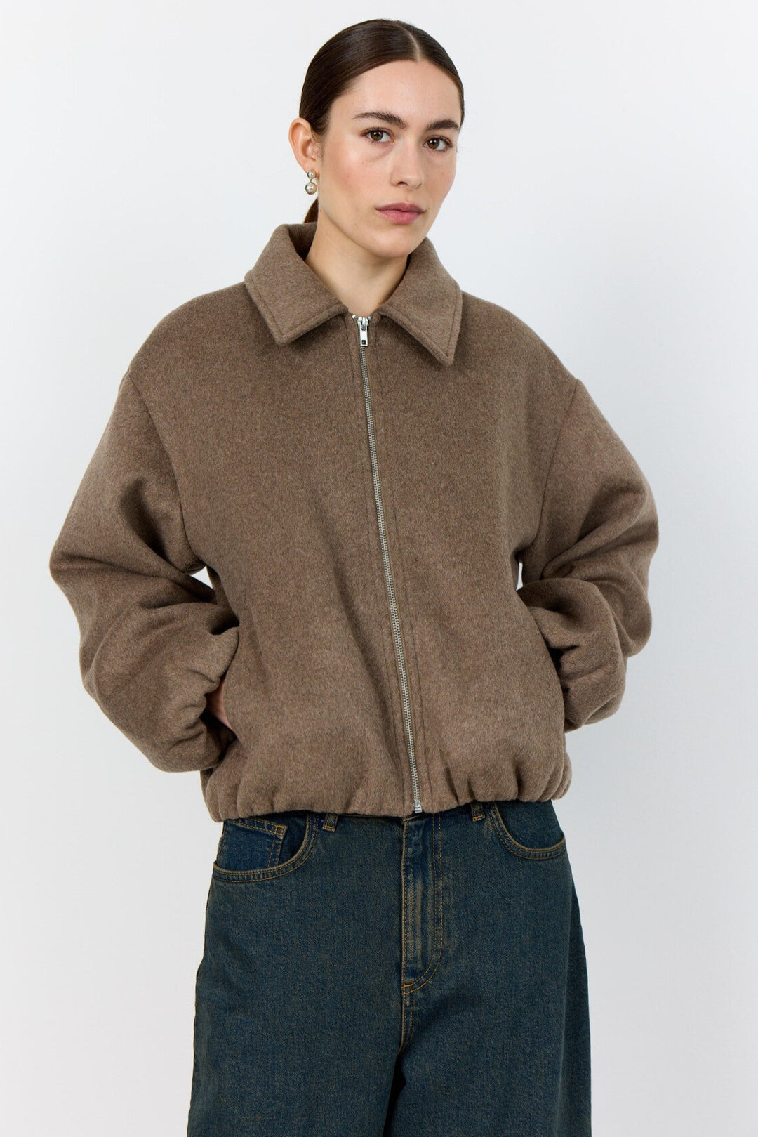 Levete Room LR-OWA 37 Jakke i lys brun med klassisk krave, lynlåslukning og subtil strukturering forneden.