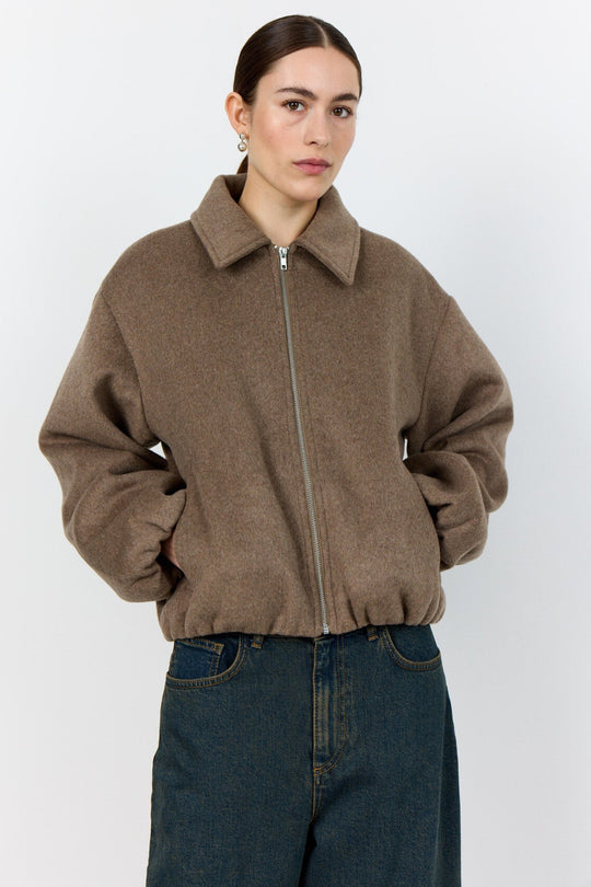 Levete Room LR-OWA 37 Jakke i lys brun med klassisk krave, lynlåslukning og subtil strukturering forneden.