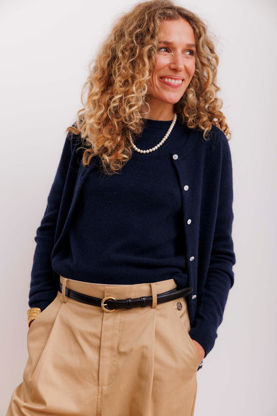 Classic Cashmere Cardigan i 100% Mongolian Cashmere med perlemorsknapper og tidløst design.