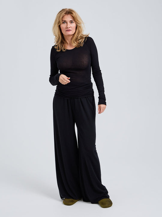 Seamless Basic Elvira Cotton Long Sleeve i sort – en blød og let langærmet bluse med rund hals, raglanærmer og fleksibel pasform.