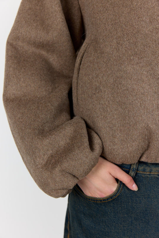 Levete Room LR-OWA 37 Jakke i lys brun med klassisk krave, lynlåslukning og subtil strukturering forneden.