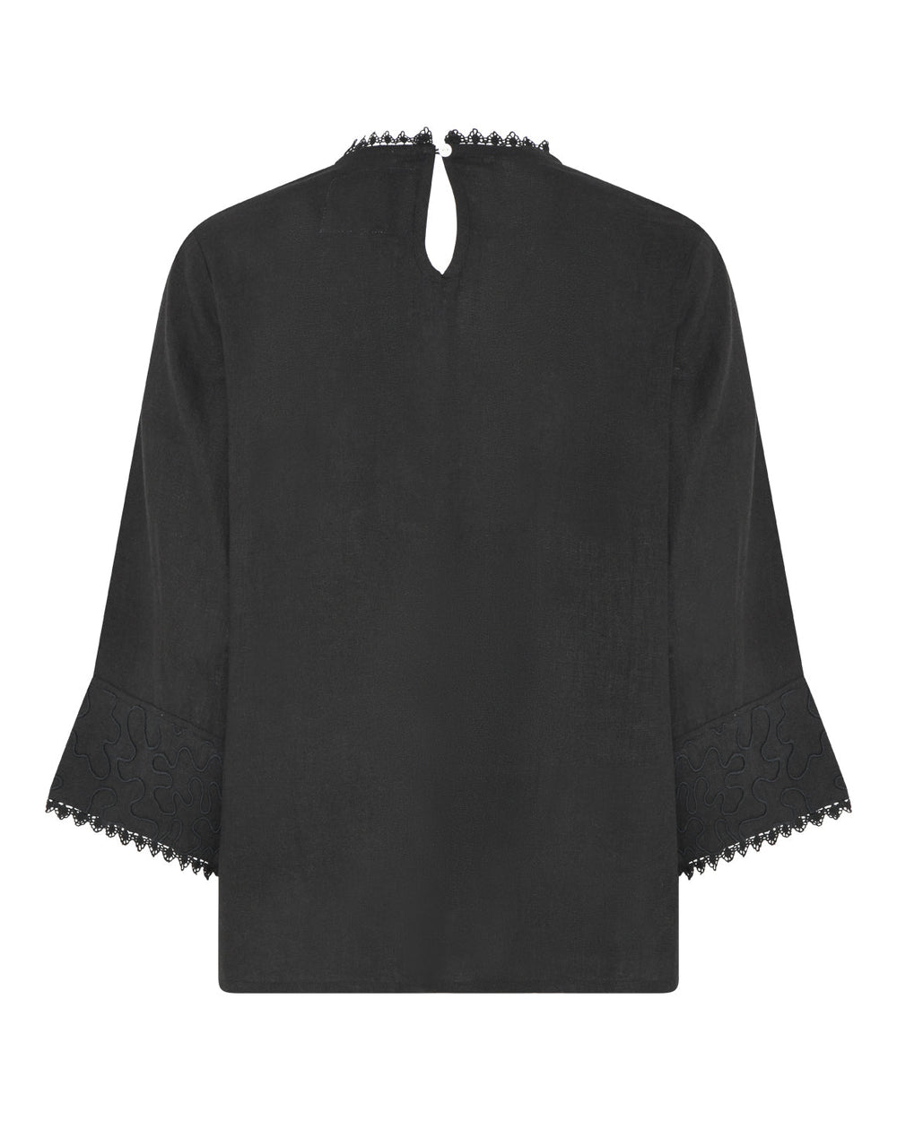 La Rouge Dori Blouse i sort – bluse med broderi og blondekanter. Elegant og romantisk til både hverdag og fest.