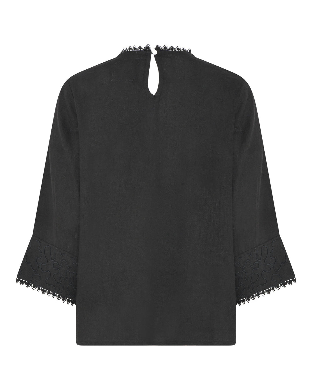 La Rouge Dori Blouse i sort – bluse med broderi og blondekanter. Elegant og romantisk til både hverdag og fest.