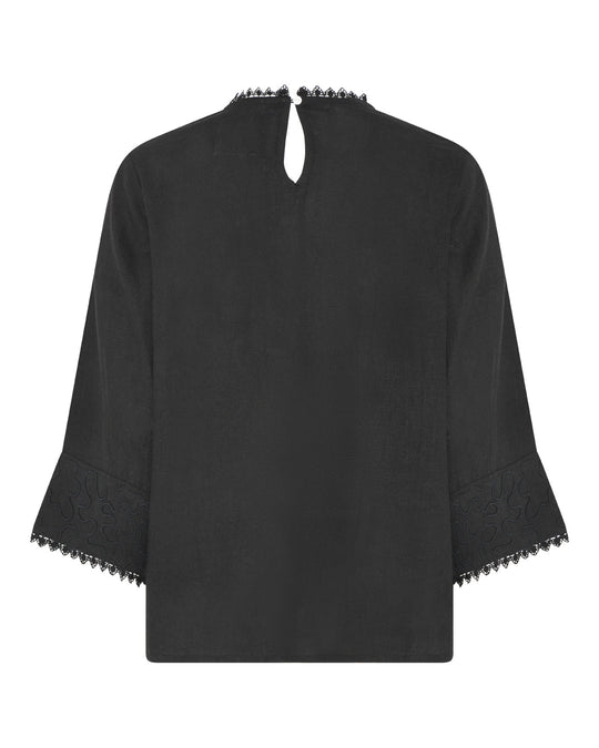La Rouge Dori Blouse i sort – bluse med broderi og blondekanter. Elegant og romantisk til både hverdag og fest.
