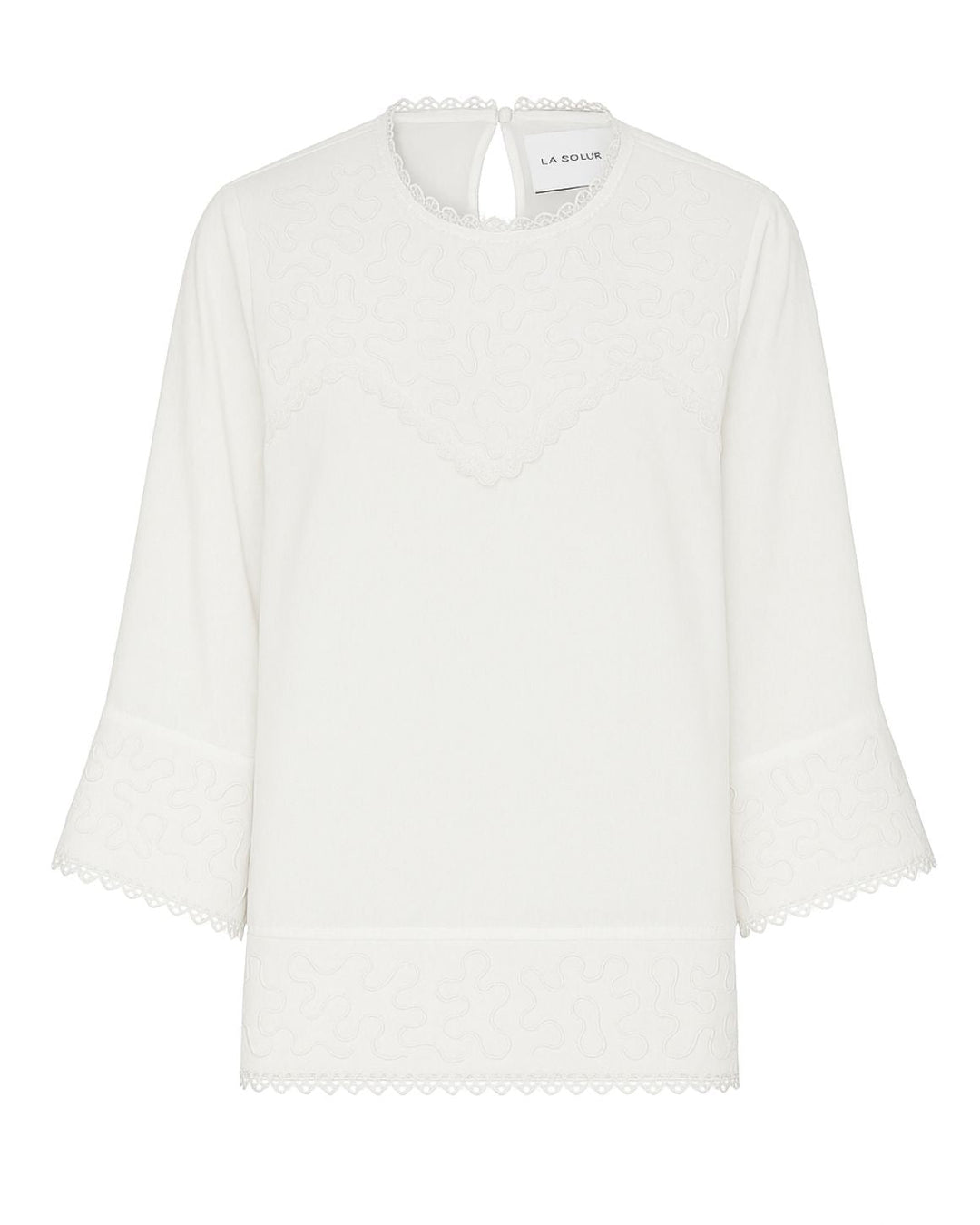 La Rouge Dori Blouse i hvid – bluse med broderi og blondekanter.