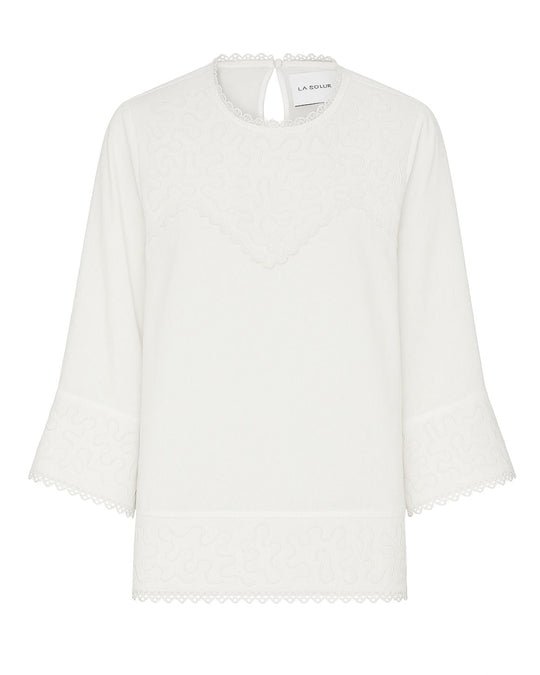 La Rouge Dori Blouse i hvid – bluse med broderi og blondekanter.
