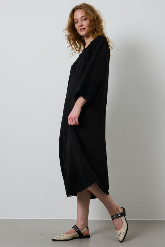 La Rouge Dori Dress – lang sort kjole med broderi og blonder.