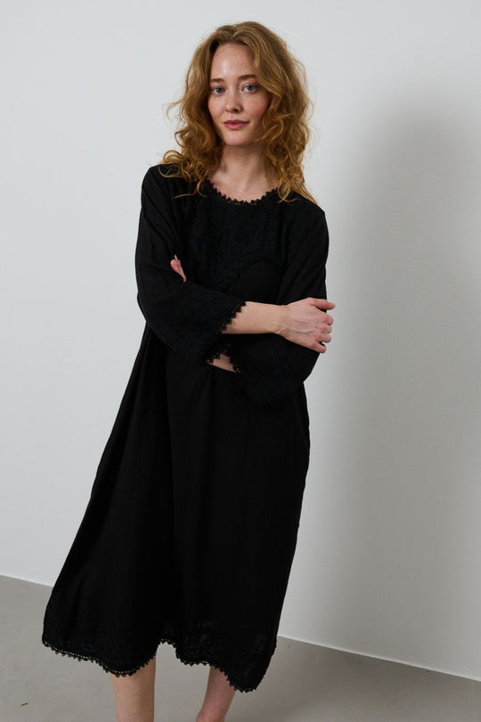 La Rouge Dori Dress – lang sort kjole med broderi og blonder.