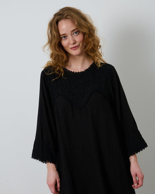 La Rouge Dori Dress – lang sort kjole med broderi og blonder.
