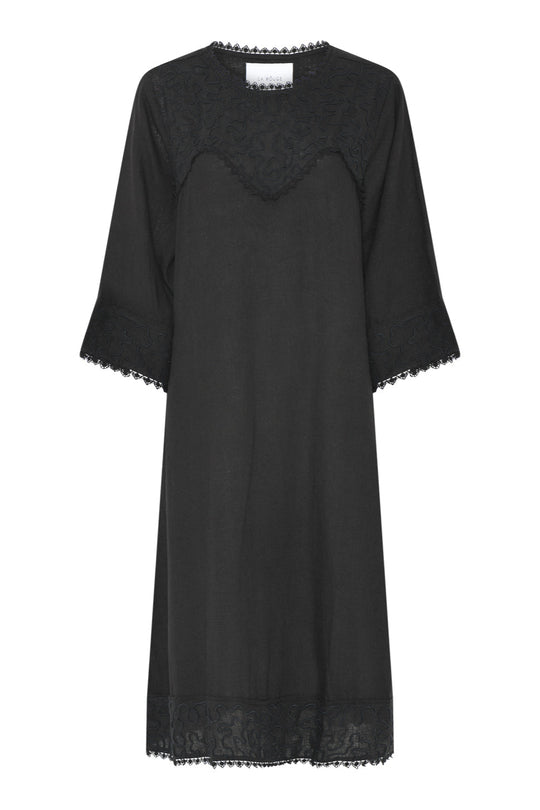 La Rouge Dori Dress – lang sort kjole med broderi og blonder.
